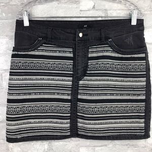 H&M | Distressed Black Gray Skirt Pattern Front